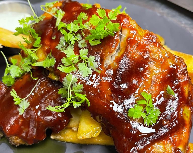 BBQ ribs, slik retten serveres hos oss