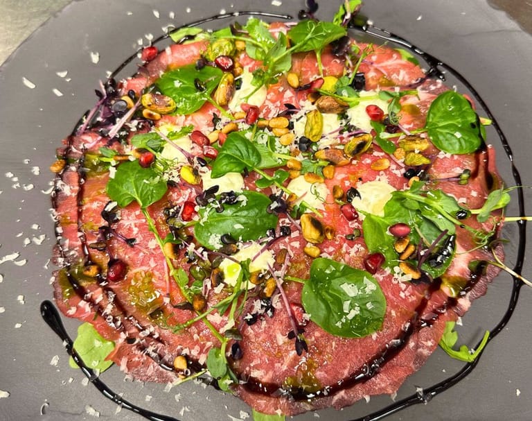 Storfe carpaccio, slik retten serveres hos oss