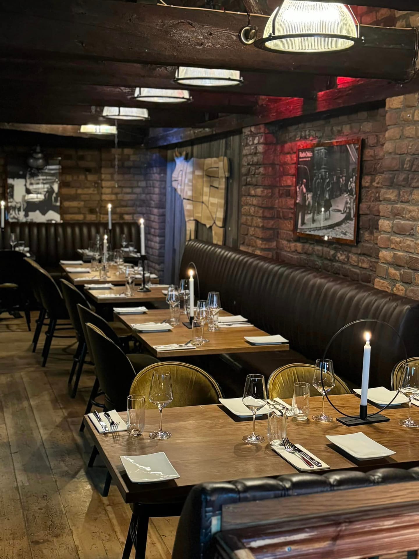Restauranten om kvelden, med stearinlys og lærbenker