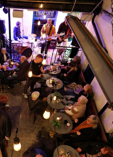 Konsert i bakgården, sett fra balkongen