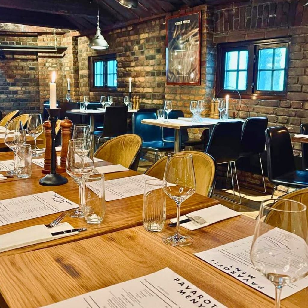 Restauranten — dekkede bord med menyer og vinglass